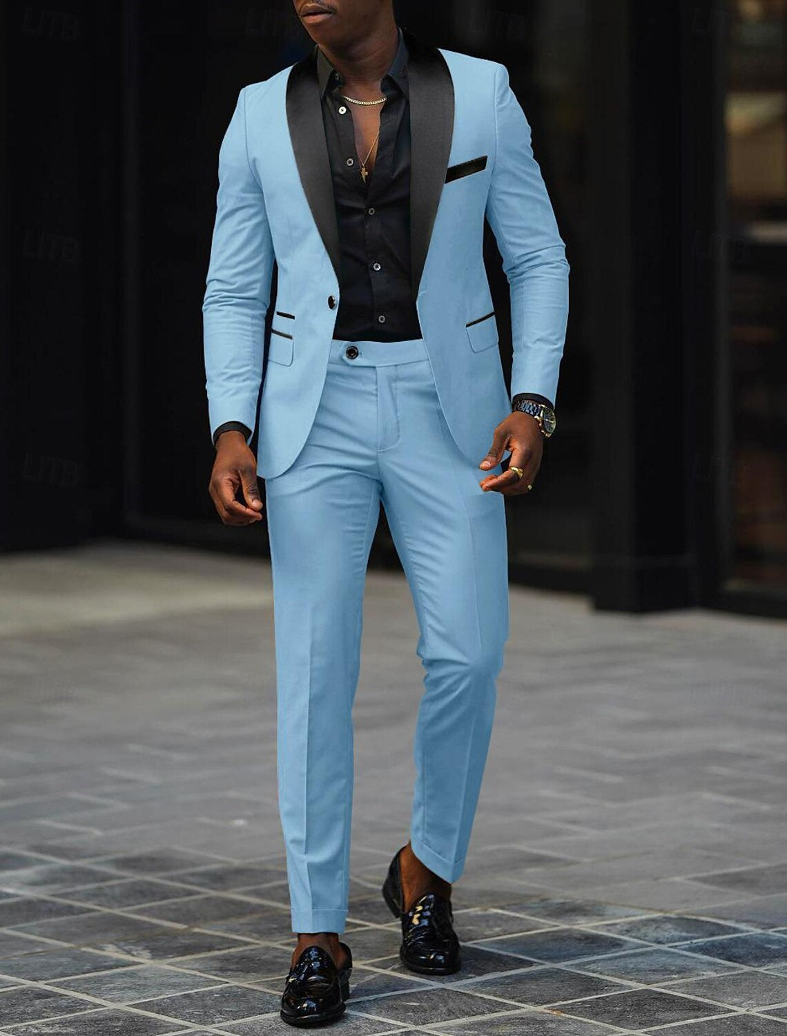 Men's single button suit, jacket detail