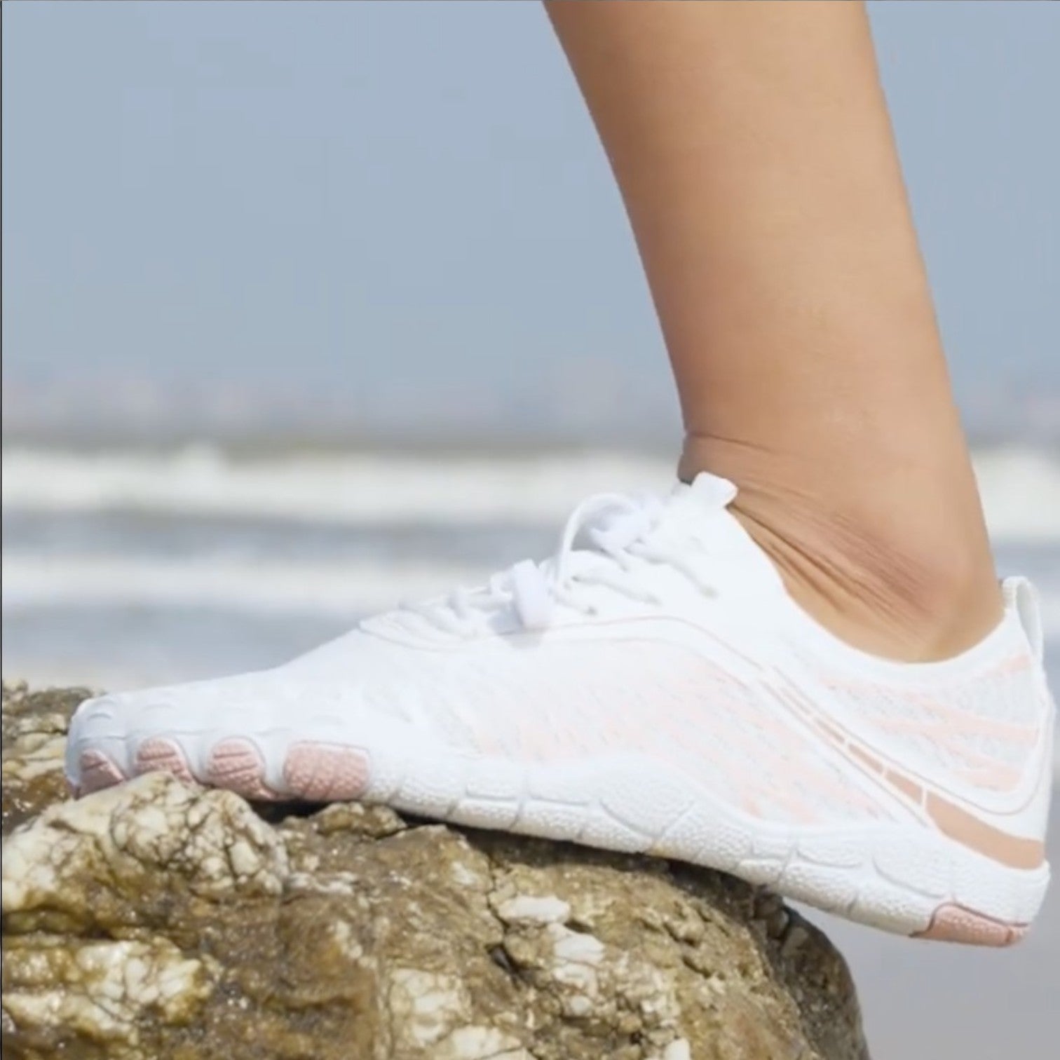 Men's barefoot trainers flexible lugged sole detail