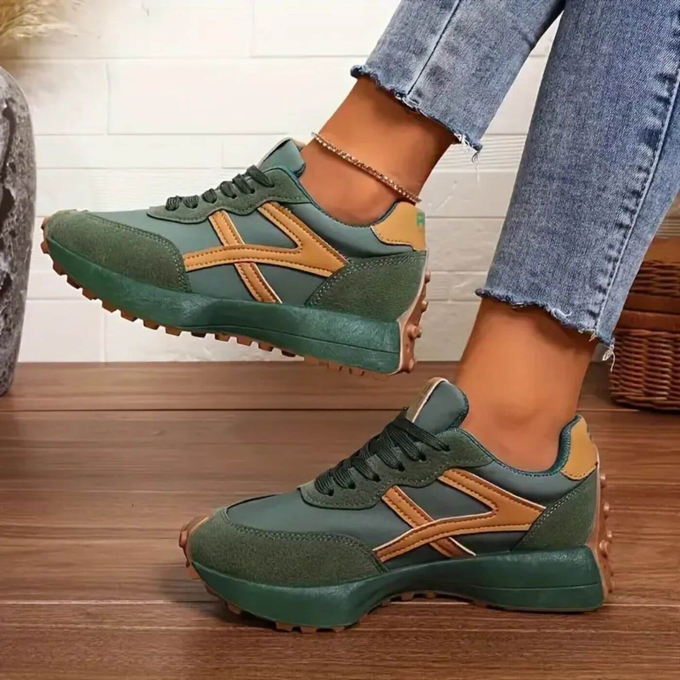 Women's lace-up sneakers - detail view